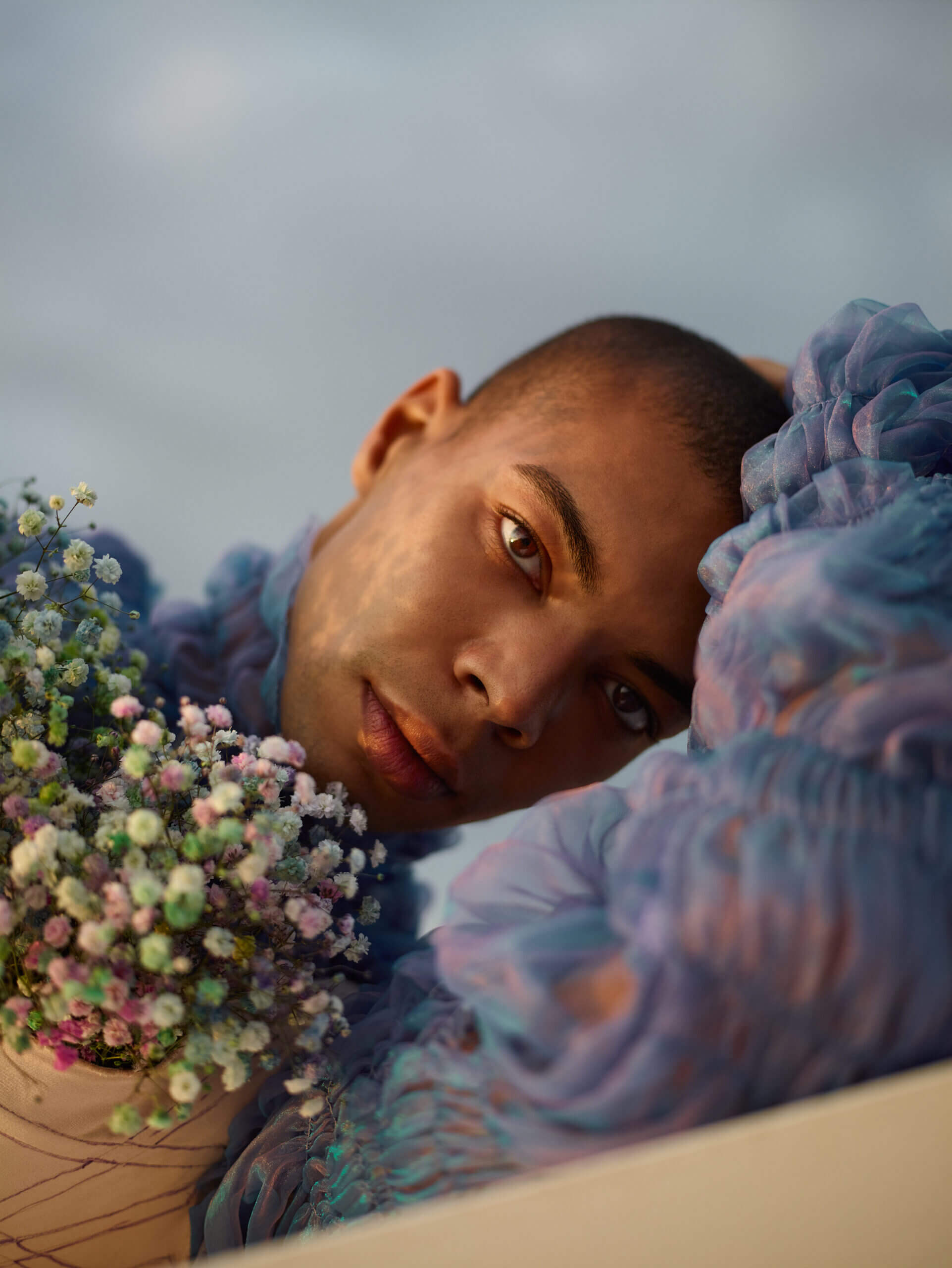 ein Mann mit einem Blumenstrauß in der Hand