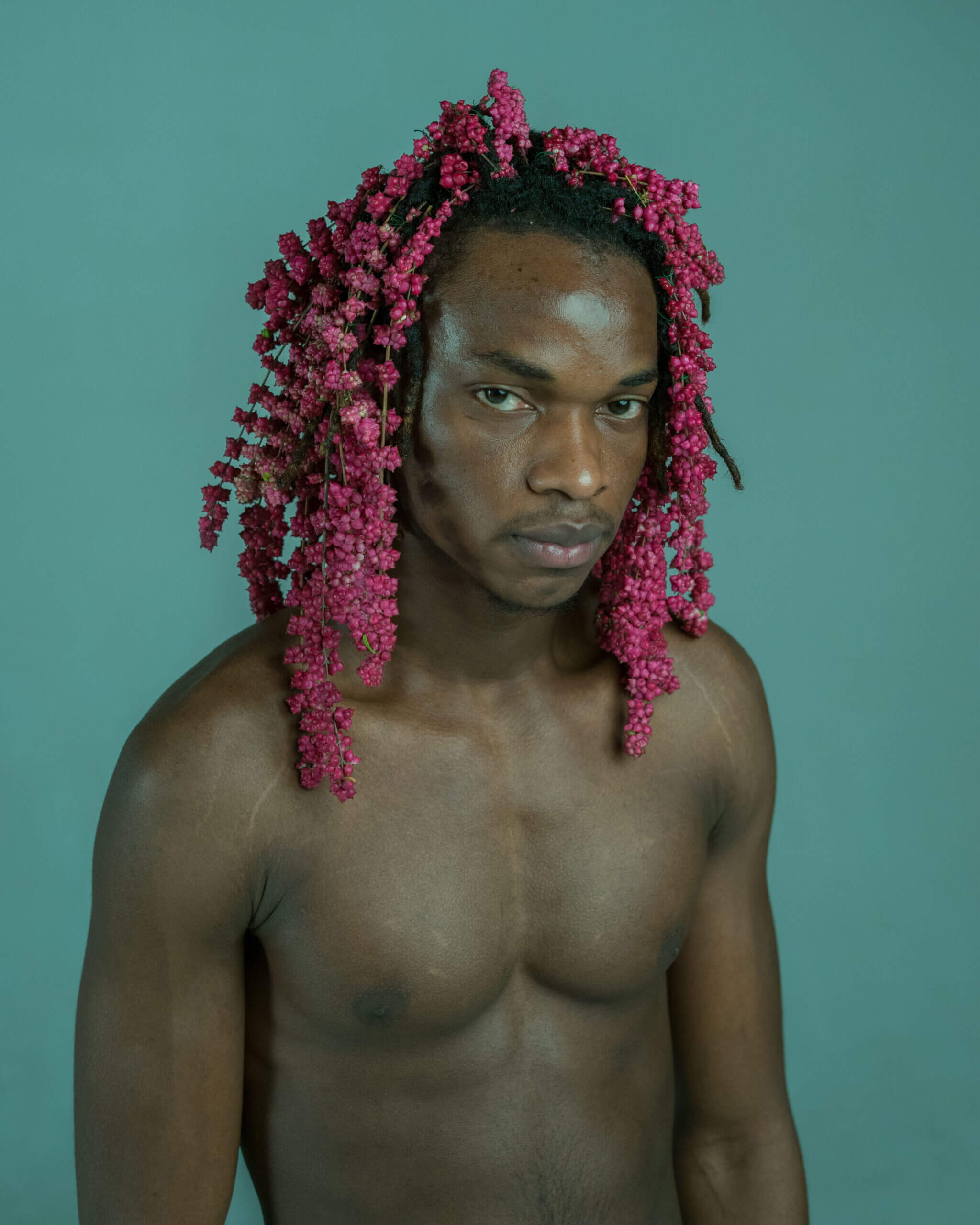 Set Design Mann mit Blumen im Haar